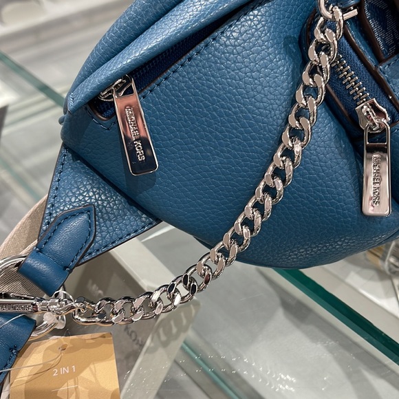 MICHAEL KORS
Maisie Large Pebbled Leather 2-in-1 Sling Pack
Teal
NWT - Picture 3 of 16